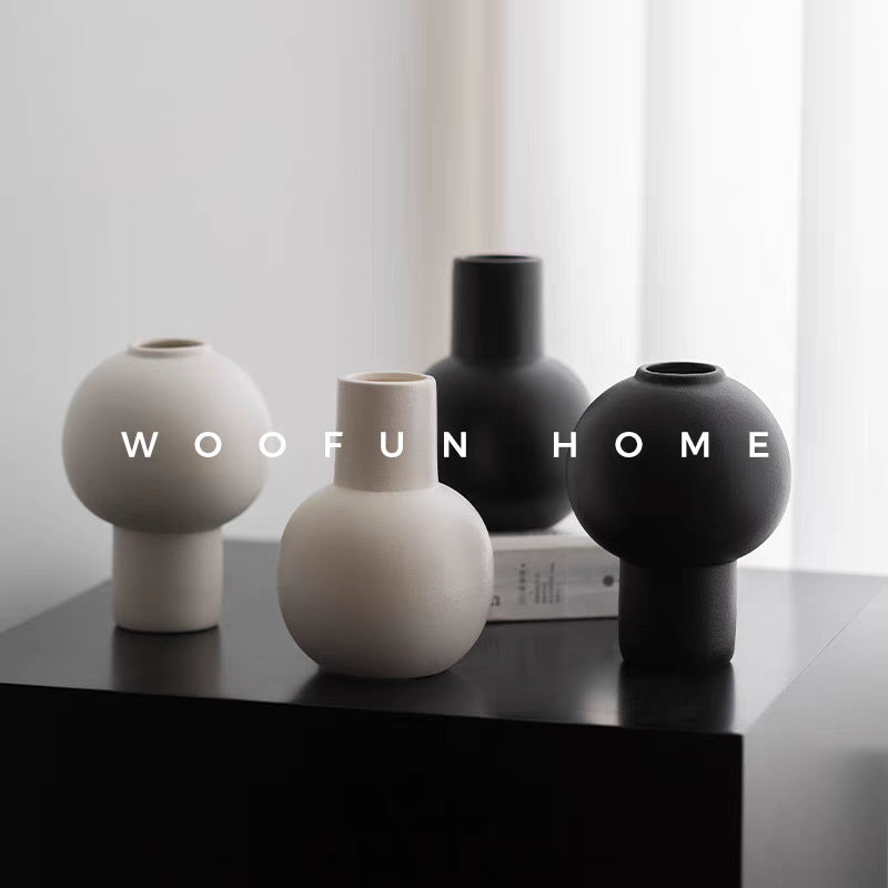 A vase ornament, living room flower arrangement, ceramic, white high-end flower creativity, niche simplicity, light luxury, hydroponics, small water nourishment