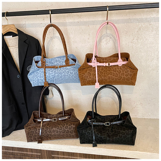 A handbag shoulder messenger bag