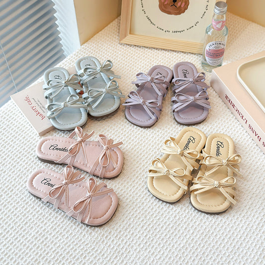 A children's open-toed slippers