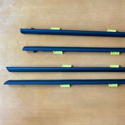 A car door and window glass outer pressing strip water retaining cut sealing strip outer pressing strip suitable for Honda Civic civic2001-2005