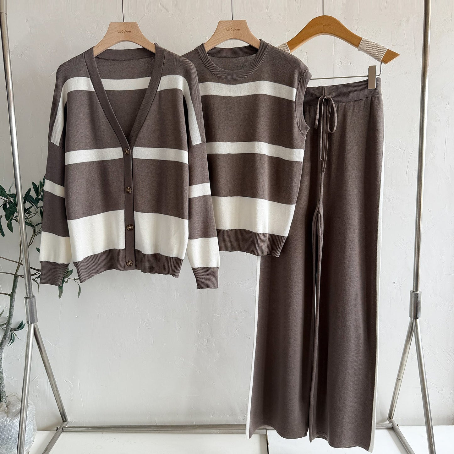 A knitted long-sleeved three-piece set