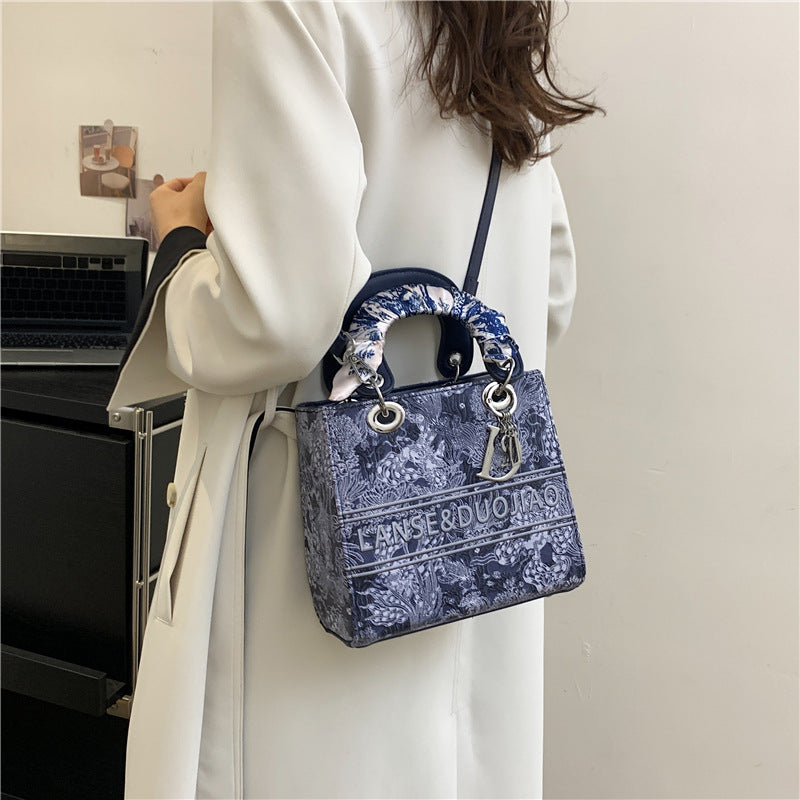 A new light luxury portable Princess Diana women's bag high-end foreign-style go out niche messenger bag - Mixbatch