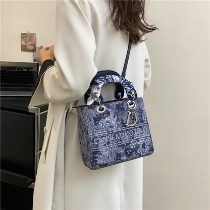 A new light luxury portable Princess Diana women's bag high-end foreign-style go out niche messenger bag - Mixbatch