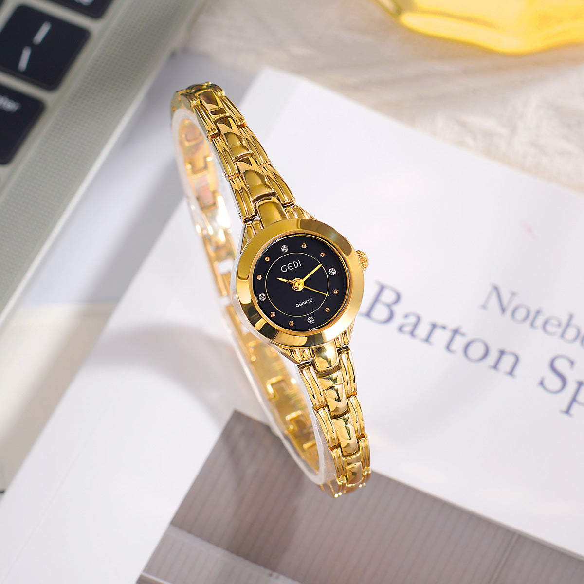 A niche light luxury small exquisite alloy bracelet watch high-end sense diamond-encrusted women's waterproof quartz watch