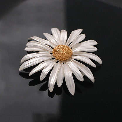 A small daisy brooch women's high-end niche high-end sense anti-light pin atmospheric brooch new suit accessories - Mixbatch