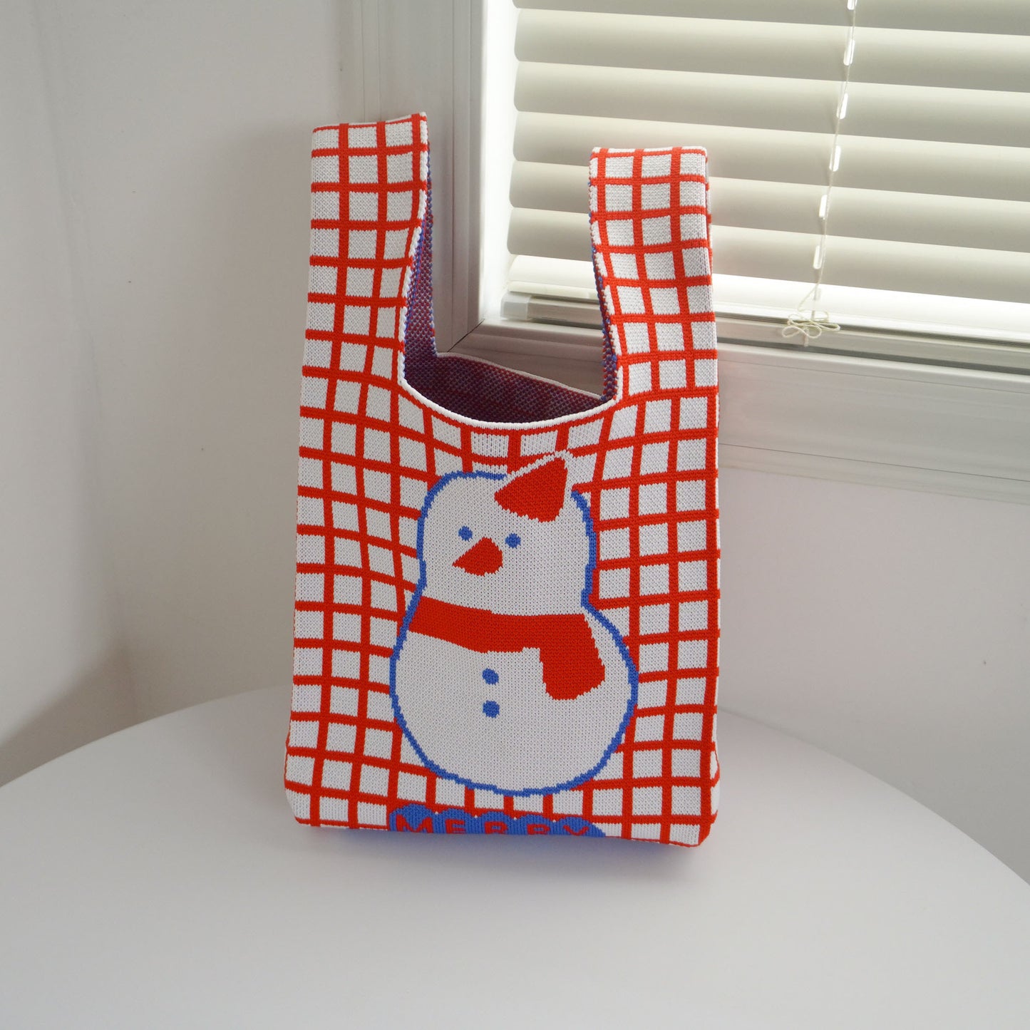 A small bag knit bag handbag