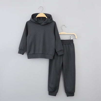 A children's long-sleeved trousers set
