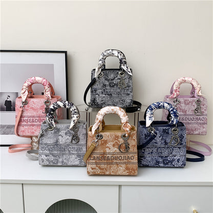 A new light luxury portable Princess Diana women's bag high-end foreign-style go out niche messenger bag - Mixbatch