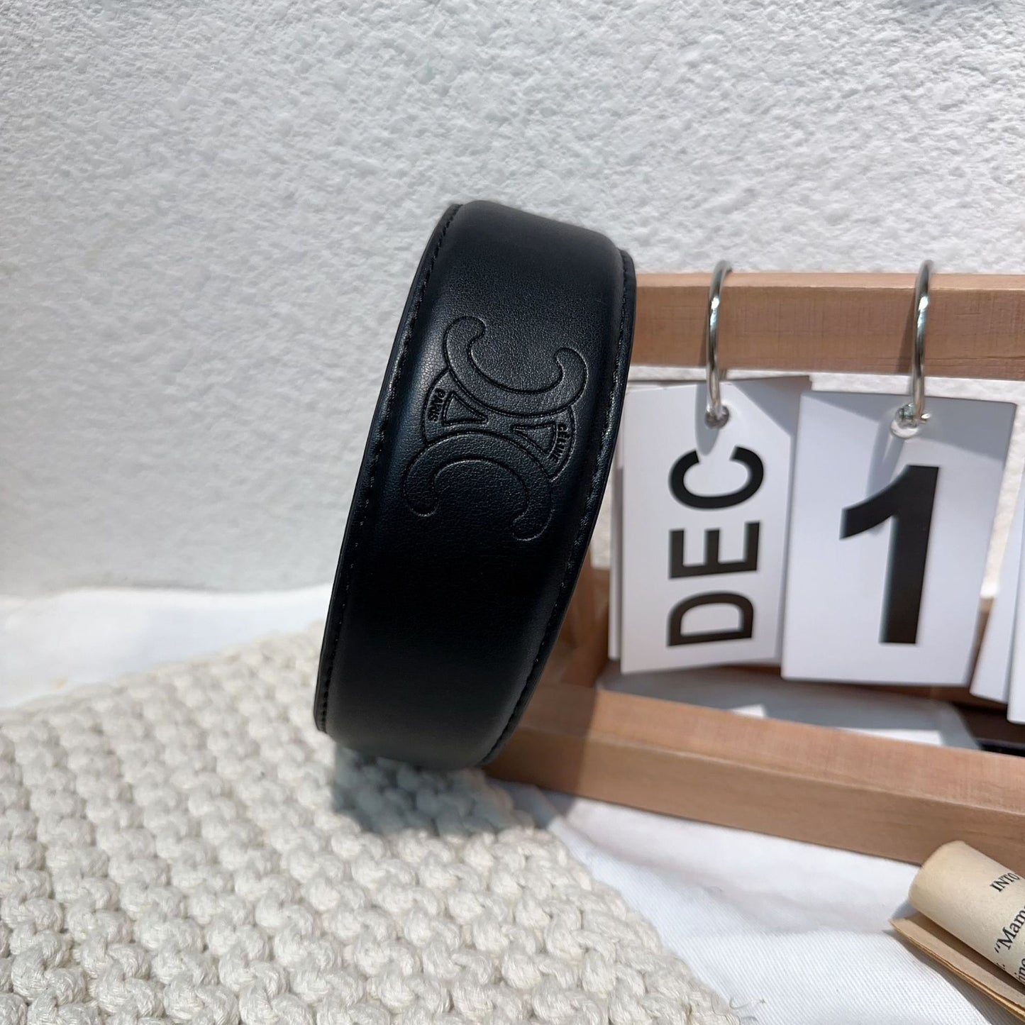 A French high-end sense retro leather letter headband stepping on the line pressing the edge wide edge going out headband heavy industry light luxury hair accessories women