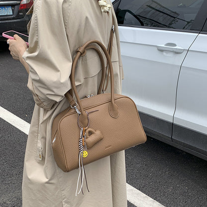 A handbag shoulder bag