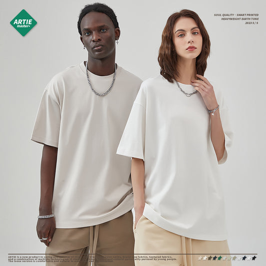 A loose multi-color short-sleeved solid color T-shirt