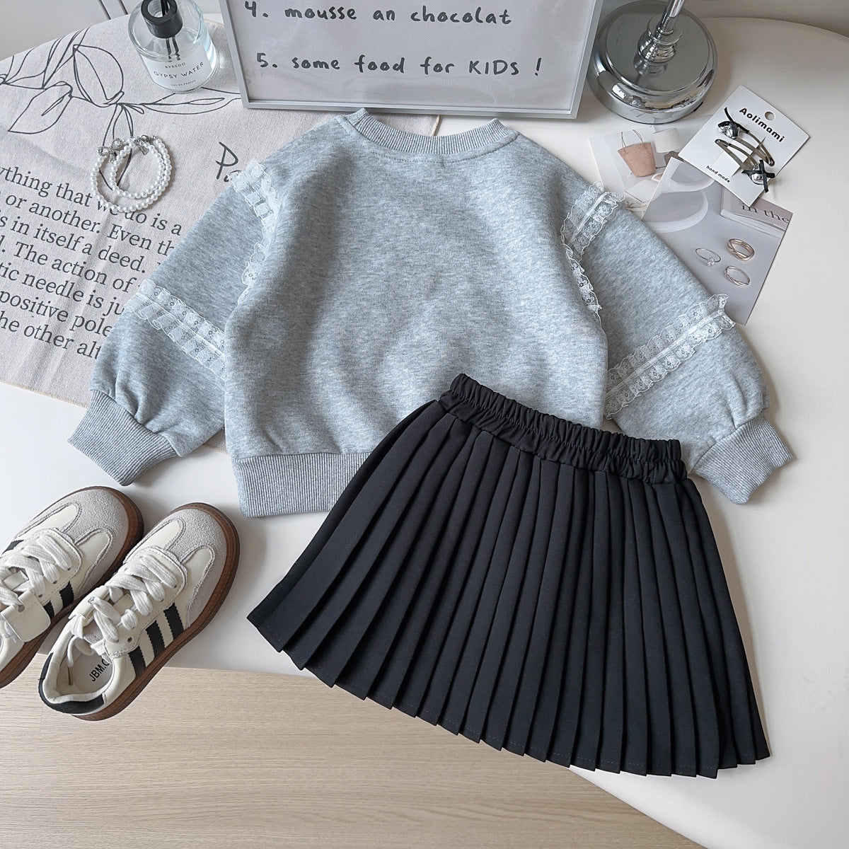 A girls skirt set two-piece set