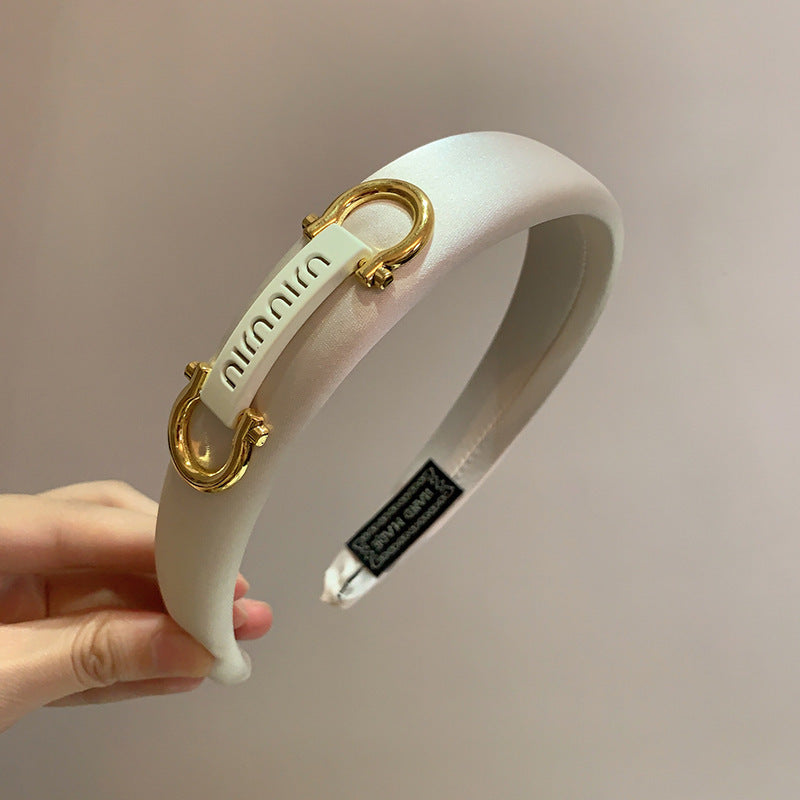 A autumn and winter new fashion high-end side metal letter buckle decoration sponge high cranial top foreign air pressure headband headgear