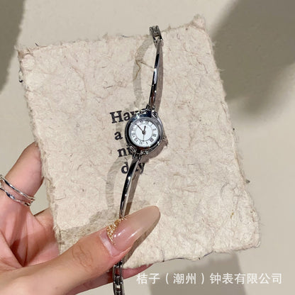 A Goldie watch women's light luxury niche women's small bracelet student small dial literature and art