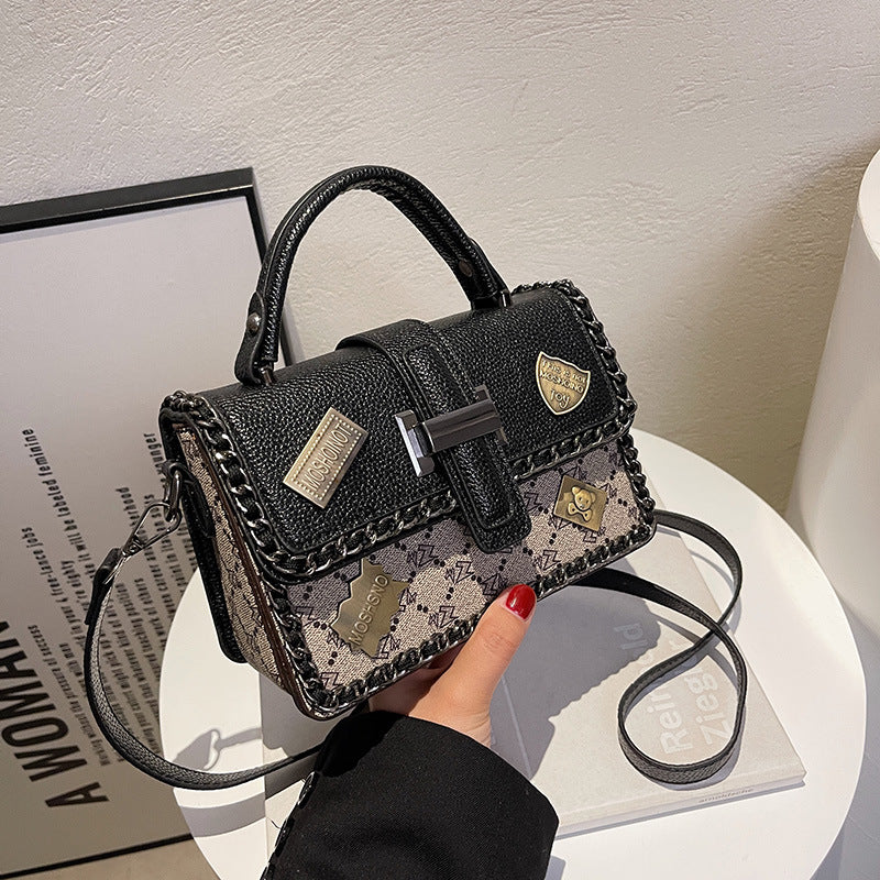 A niche design high sense bag women's new Internet celebrity super fire small square bag versatile portable shoulder messenger bag
