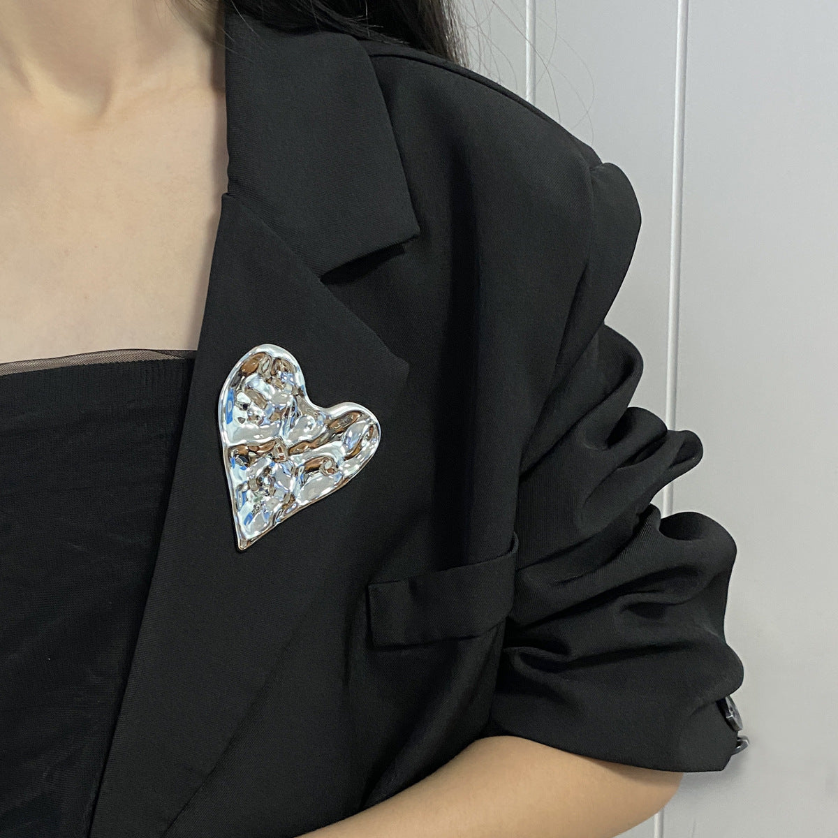 A irregular pleated love brooch light luxury high-end suit clothing accessories niche design trend versatile corsage - Mixbatch