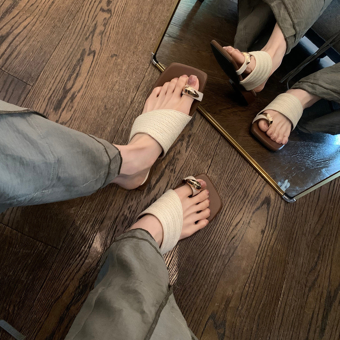 A thick-heeled resort-style straw-woven toe women's slippers