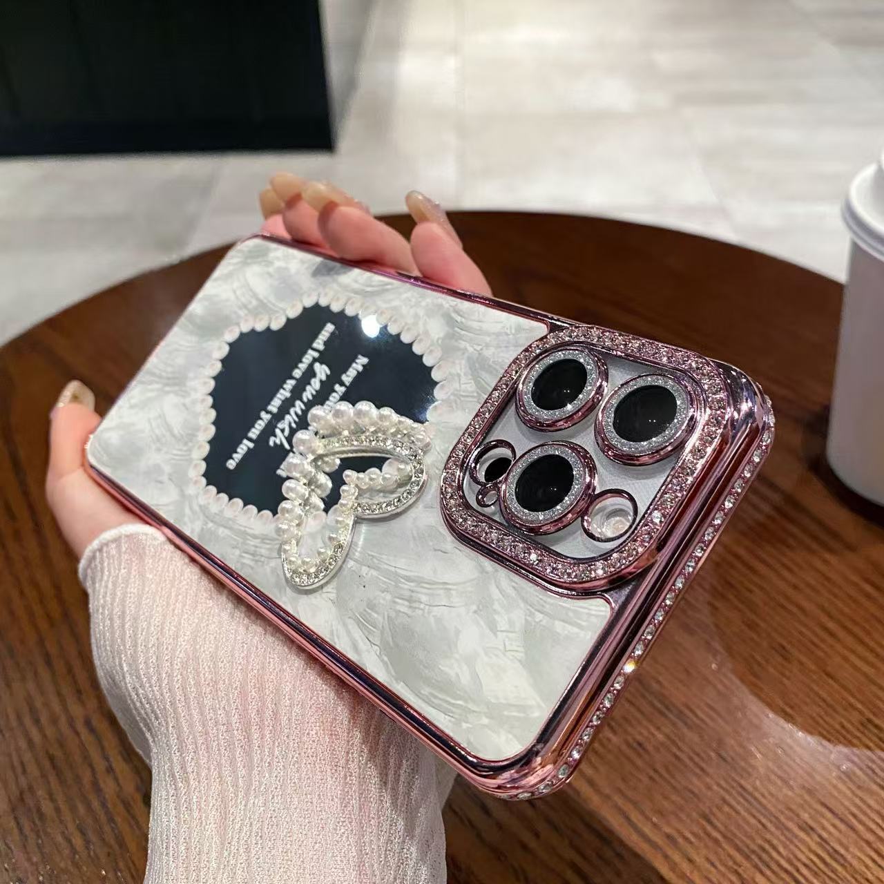 A three-dimensional pearl love mirror mobile phone case