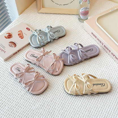 A children's open-toed slippers