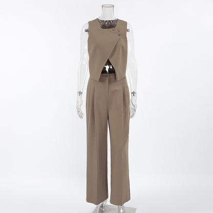A sleeveless trousers suit