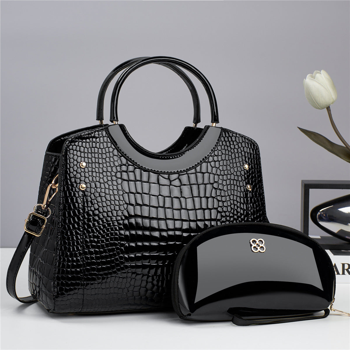 A stylish alligator pattern large capacity handbag
