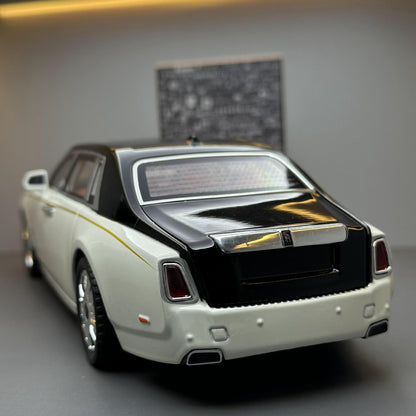 A 1:18 Alloy Metal Car Model Ornament