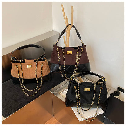 A diamond chain bag shoulder messenger bag