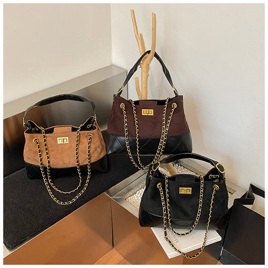 A diamond chain bag shoulder messenger bag