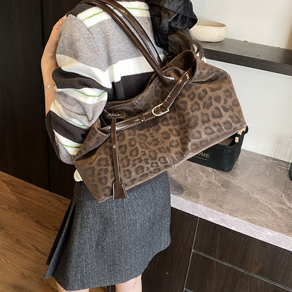 A handbag shoulder messenger bag
