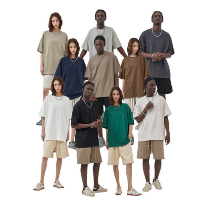A loose multi-color short-sleeved solid color T-shirt