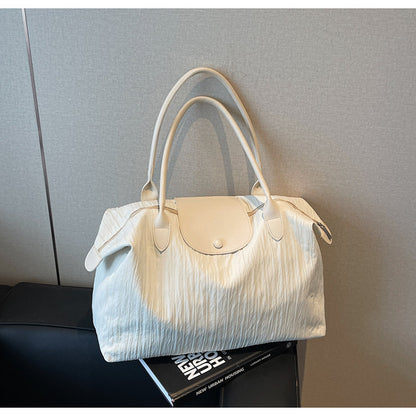 A shoulder bag handbag