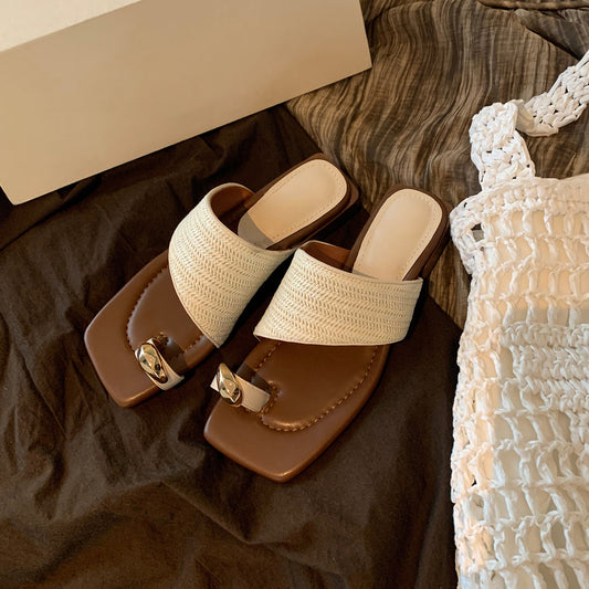 A thick-heeled resort-style straw-woven toe women's slippers