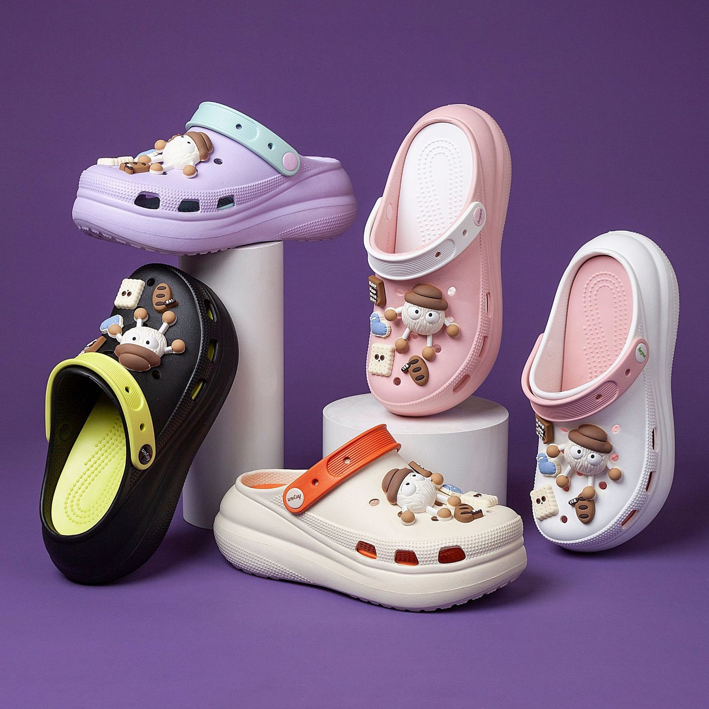 A puff hole shoes female cartoon cute thick sole stepping on shit beach shoes cool slippers