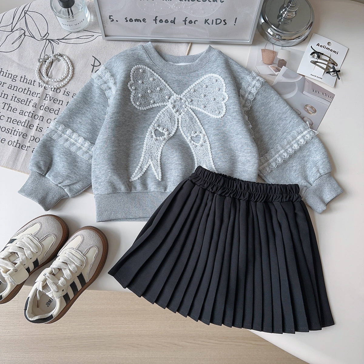 A girls skirt set two-piece set