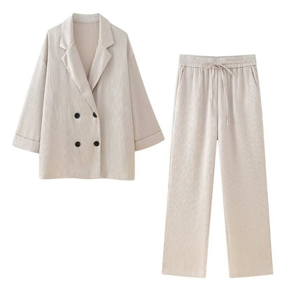 A long-sleeved suit