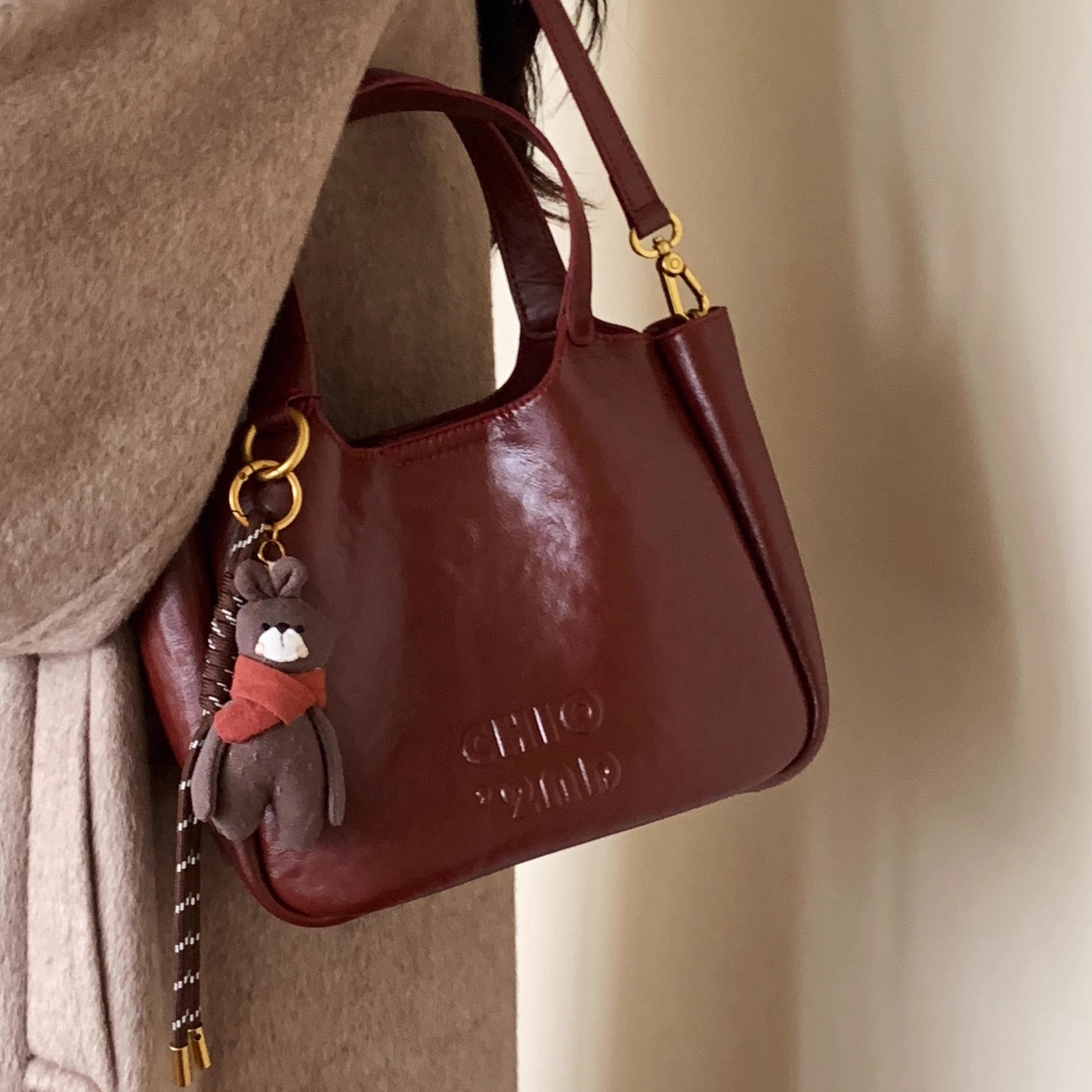 A handbag shoulder bag