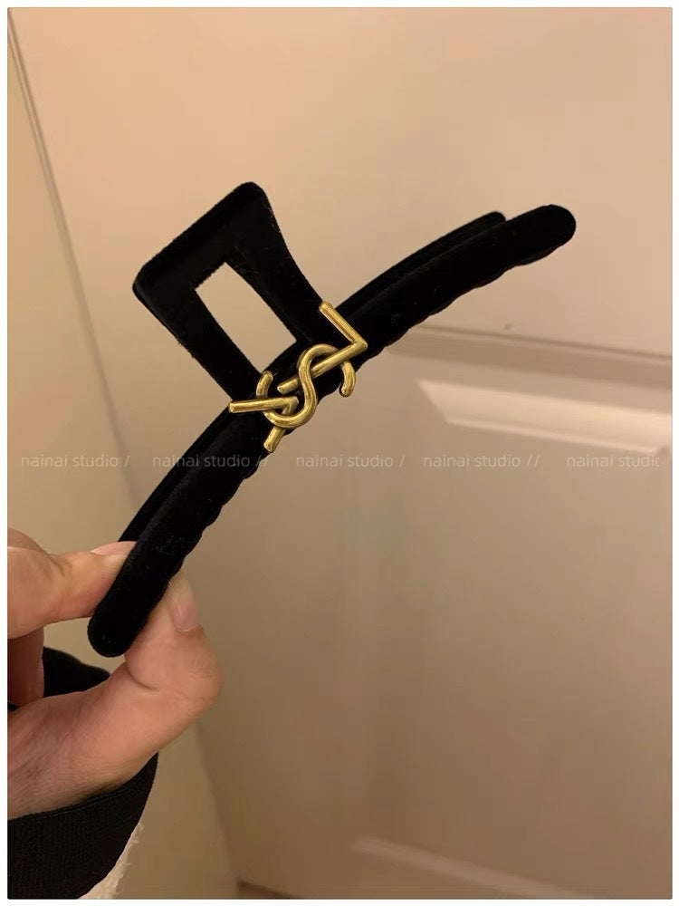 A old letter hairpin~ black velvet hair accessories retro French small fragrant wind grab clip shark clip bow headdress
