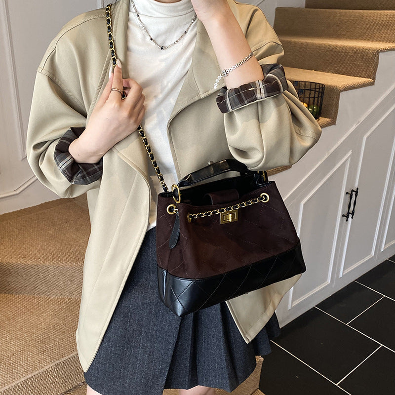 A diamond chain bag shoulder messenger bag
