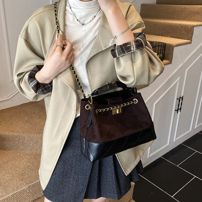 A diamond chain bag shoulder messenger bag