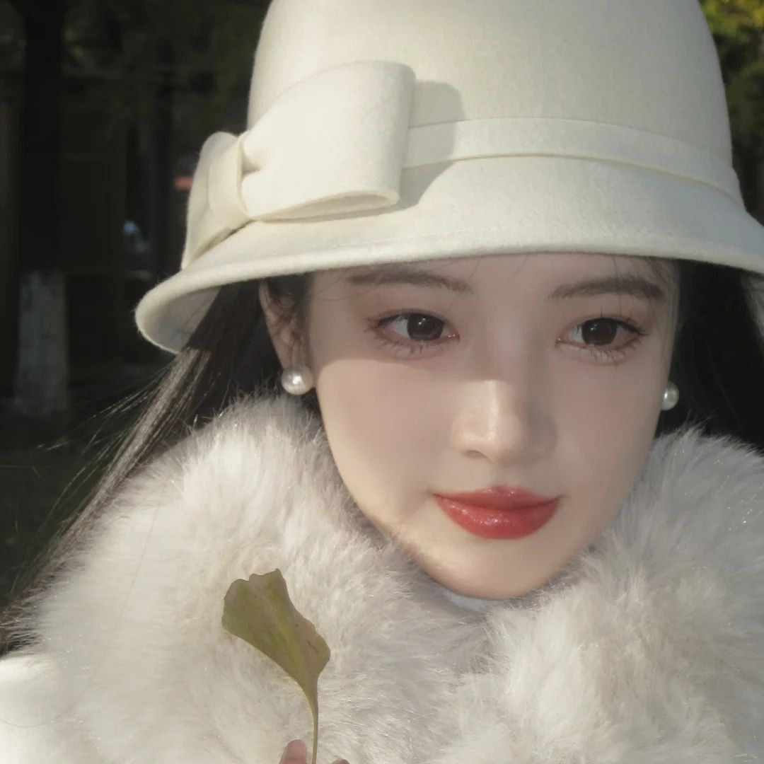 A lady's hat