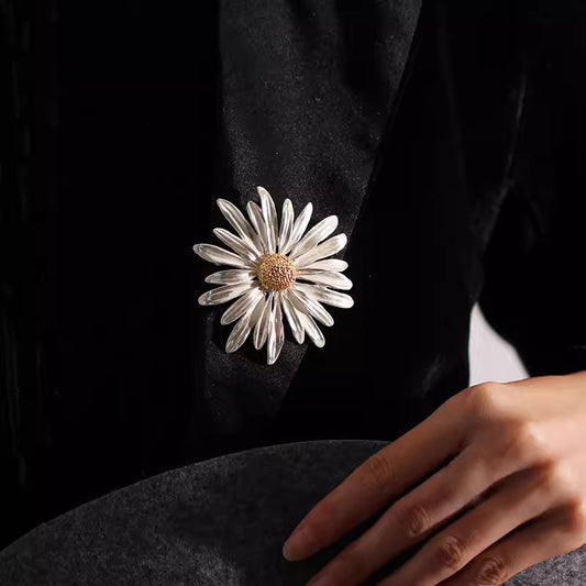 A small daisy brooch women's high-end niche high-end sense anti-light pin atmospheric brooch new suit accessories - Mixbatch