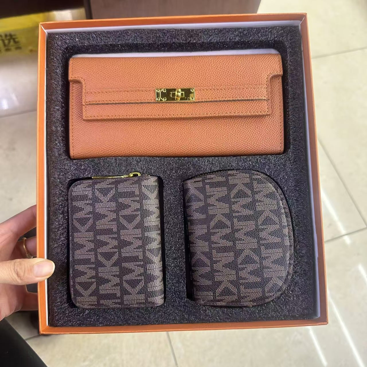 A new three-piece gift box with wallet card bag set.