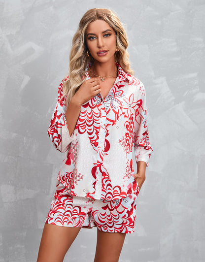A printed seven-quarter-sleeved shorts casual suit
