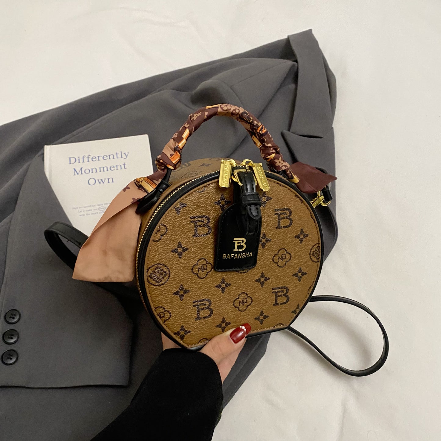 A new high-end printed apple bag niche light luxury fashion versatile shoulder messenger bag portable round cake bag