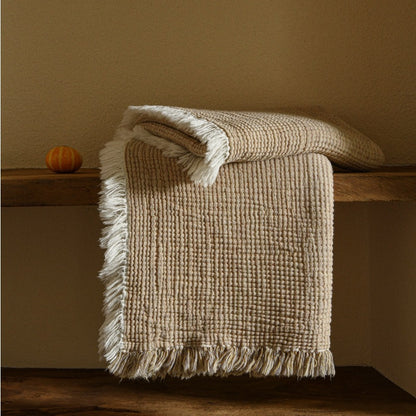 بطانية منسوجة من القطن والكتان مزينة بشرابات