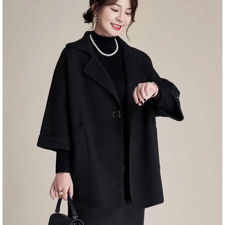 A lady's autumn and winter coat