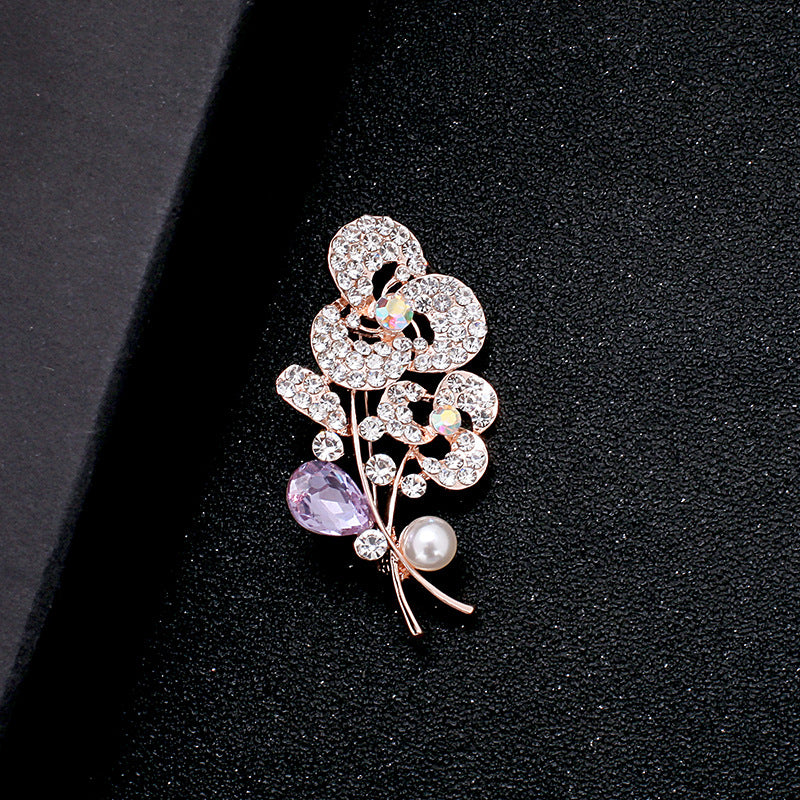A Korean new fashion high-end brooch women's rhinestone silk scarf buckle anti-light buckle crystal brooch pin pearl jewelry