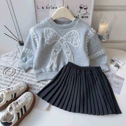 A girls skirt set two-piece set