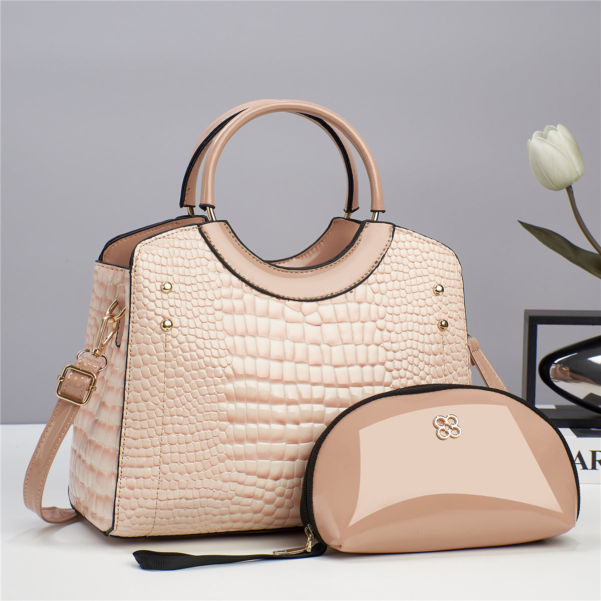 A stylish alligator pattern large capacity handbag