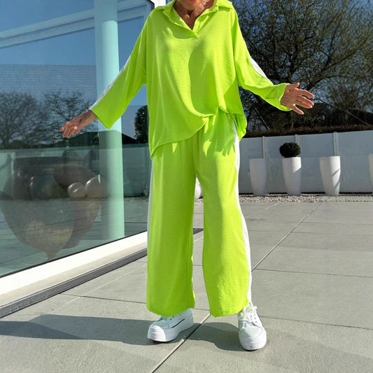 A lady's long-sleeved trousers suit